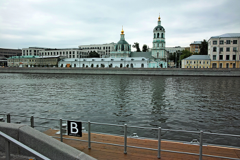 Раушская набережная / Раушская набережная Москва-реки. Вид с Москворецкой набережной. Май 2023.