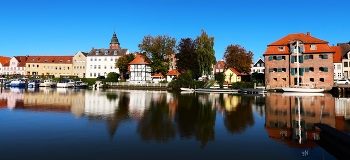 GLÜCKSTADT- счастливый город / Глюкштадт (нем.Glückstadt) — город в Германии, в земле Шлезвиг-Гольштейн, входит в состав района Штайнбург. Население составляет 11 498 человек. Занимает площадь 22,76 км².
Прелестный небольшой городок на Эльбе. Красивый порт с разными кораблями, прекрасные дома, которые отражаются в воде, большая площадь со старинной ратушей и кирхой, канал по краю площади с фонтаном, где отдыхают жители города и туристы, очаровывают и вызывают желание снова приехать в этот город. Дословный перевод: Glück (счастье) stadt (город)
https://www.youtube.com/watch?v=lFEEGN_x5mo&amp;t=9s
https://www.youtube.com/watch?v=ylLwR3JAmmo&amp;t=39s
https://www.youtube.com/watch?v=DD2vRerRjUA&amp;t=58s
https://www.youtube.com/watch?v=EkPyMBedzDA&amp;t=7s