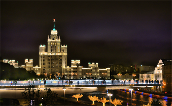 Московские архетипы. / Огни больших городов. Парящий мост и высотка на Котельнической набережной. Москва.