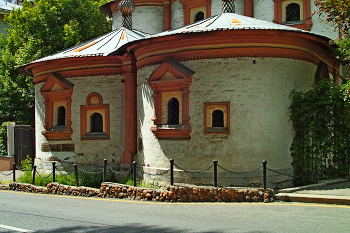 Трёхсвятительская церковь / Хитровский переулок в Москве. Церковь Трёх Святителей на Кулишках. Июнь 2023.