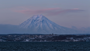 в тумане / Зимний рейд у берегов Камчатки. После заката.