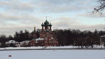 Во всей красе / Церковь Живоначальной Троицы в Останкине.
Троицкий храм является выдающимся памятником русской архитектуры второй половины XVII века и примером наибольшего использования узорочья и изразцов в убранстве фасадов. Структура церкви оригинальна: у нее нет трапезной, к четверику примыкает лишь коридор, на который ведет три крыльца. Приделы не только внешне выглядят как самостоятельные церкви, пристроенные к основному храму, но и внутри отделены от него стенами. В ширинки на фасадах крылец вставлены белокаменные резные детали и разноцветные глазурованные изразцы. Наличники окон богато декорированы резными деталями. Особой гордостью церкви был пышный иконостас в стилистике нарышкинского барокко.