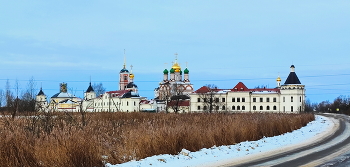 Троице-Сергиев Варницкий монастырь близ Ростова / Основана обитель была в 1427 году на месте рождения Сергия Радонежского. Обитель пережила разные периоды в своей истории: и расцвет и запустение. В советский период монастырь был полностью разрушен. В 1995 году монастырь был возвращен Церкви и началось его постепенное возрождение.