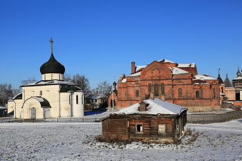 Три эпохи в Юрьев-Польском / На переднем плане - Жилой дом (19 век), справа - Собор Троицы Живоначальной (начало 20 века), слева - Георгиевский собор (13 век)