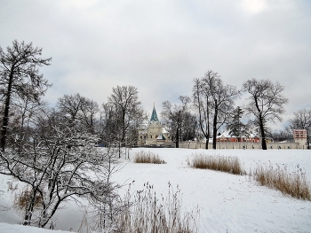 Патриаршее подворье &quot;Феодоровский городок&quot; / О месте
Фео́доровский городо́к — комплекс сооружений в городе Пушкине на Академическом проспекте у Фермского парка. Оригинальное название — Дома для причта и служащих Фёдоровского Государева собора.

В настоящее время является Патриаршим подворьем. Находится под управлением благочинного Царскосельского благочиннического округа.