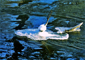 Леденой кораблик качаеться на водах реки... / Крупно заснятый мной леденой сюжет на местной гродской реке во время твоческой прогулки на свежем морозном воздухе - кадр с архива.