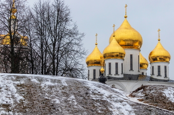 Золото куполов Успенского собора. / Дмитров.