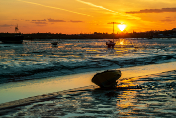 Закат при отливе, Leigh on Sea, England / Закат солнца над морем при отливе с рыболовецким судном и лодками