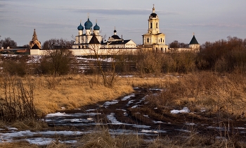 По апрельской распутице / Вечерний сюжет у Высоцкого монастыря. Серпухов апрель 2018год.