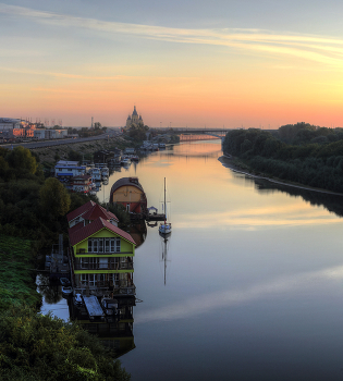 Город просыпается.. / г. Нижний Новгород, Заречная часть города, Канавинский район, вид с метромоста в сторону стрелки Оки и Волги, на дальнем плане - Кафедральный собор Александра Невского (1868-1881 гг.)