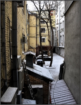 ... Тихий дворик .... / фрагмент городского двора