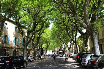 Улица в Сен Реми-де-Прованс. / Сен-Реми-де-Прованс — коммуна на юго-востоке Франции в регионе Прованс — Альпы — Лазурный Берег, департамент Буш-дю-Рон, округ Арль, кантон Салон-де-Прованс. Город находится севернее Ле-Бо-де-Прованс, между Арлем, Авиньоном, Кавайоном и Тарасконом.