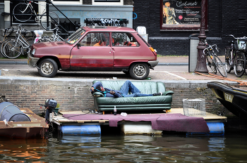 на маленьком плоту_, с мотором / Счастье есть, его не может не быть
