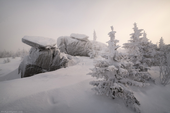 &quot;Камень кепка - Таганай&quot; / Камень-кепка – популярное место для фотосессий. Мне повезло, я снял это место с туманов в мягком утреннем свете. После метели все следы пребывания людей на этой локации замело снегом