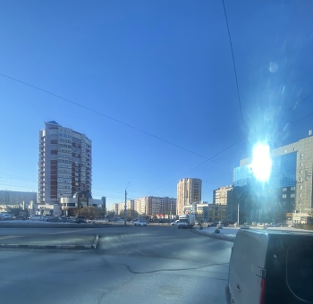 Солнечным счастьем дышит Ижевск - 19.03.2025 г. / Солнце дарит свои лучи городу и отражается бликами на зданиях. Они подсвечиваются солнцу и передают его лучи друг другу. Красивое проявление отразилось на телефон.