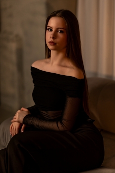 Юлиана на диване / модель Юлиана Смирнова