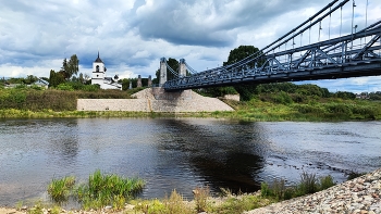 В городе Остров / Никольская церковь, река Великая, цепной мост