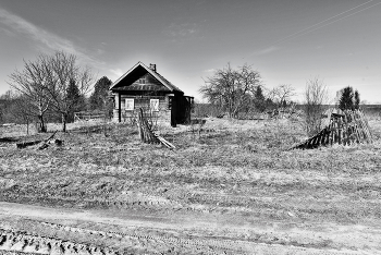 Осиротевший домишко ... / Дом у дороги ...