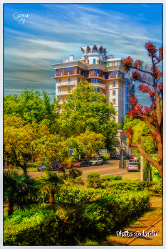 Стоял домик на горе... / У зимнего театра Сочи.