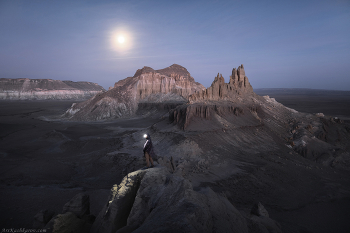 &quot;Замки Айракты в лунном свете&quot; / Западный Казахстан. Долина замков Айракты лунной ночью