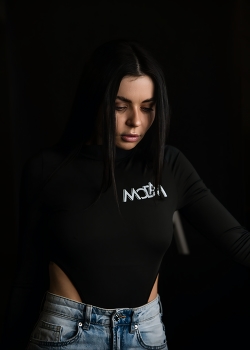  / ***