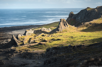 "Пейзаж полуострова Рыбачий" / Главная достопримечательность полуострова Рыбачий – побережье океана с живописными выдающимися скалистыми мысами. Долгая зима и сильные ветры формируют здесь настоящие арктические ландшафты.
В сентябре я буду проводить фототуры на Кольский полуостров в разгар золотой осени. Заплвнировано 3 тура: Хибины, Териберка и Рыбачий. Подробнее вот здесь https://www.arskashkarov.com/rybachiy