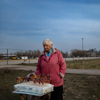 Продавщица петушков / ***