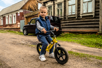 На беговеле. / В деревне.