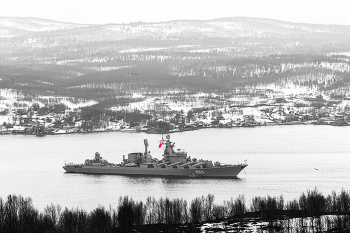 в День Победы / Мурманск, Кольский залив, Ракетный крейсер "Маршал Устинов"
