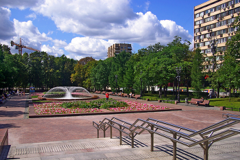 Новопушкинский сквер / Новопушкинский сквер в Москве. Июль 2023.