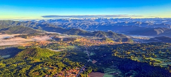  / Santa Pau - vol globus (Olot i els Pirineus al fons) - La Garrotxa
