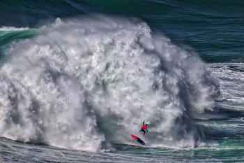  / Big Wave in Nazare / Portugal
