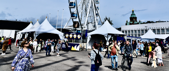 Полетело-летит лето-летечко :) / Ярмарка.
На ЗП -- «Небесное колесо» SkyWheel. Забавно, что нижняя гондола этого колеса обозрения., -- первая в мире сауна! Самая настоящая, финская: с температурой 90 по Цельсию :).