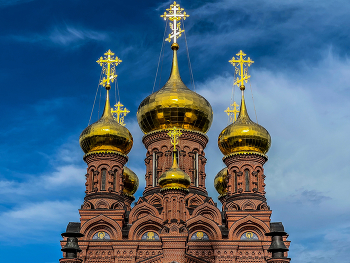 На фоне неба / 2023 / Мобильная фотография / iPhone 13 Pro