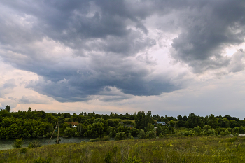 Грозовые облака / Над деревней