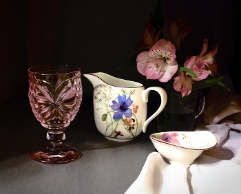 Розовое настроение / Натюрморт с альстромерией и причудливым бокалом
Still life with alstromeria and peculiar wine glass