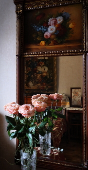 Сколько натюрмортов в кадре? / Люблю эксперименты с отражениями. Ну, а когда подарили роскошные розы по случаю открытия персональной выставки - ...!
В центре в отражении - узнаваемый натюрморт Ян ван Хейссума &quot;С цветами...&quot; XVIII в. (на гобелене) 
How many still life pictures are there in the frame? I like experimenting with mirror reflections. Moreover, especially inspiring were the roses presented on the occasion of personal photo-exposition