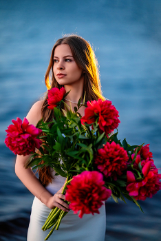 С красными пионами / модель Юлиана Смирнова
