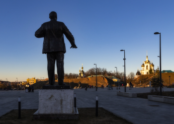 "... великий нам путь озарил..." / ... такой молодой и юный...
Дмитров, Московская область