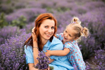  / Family photo session in a lavender field