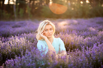  / Portrait photo session in a lavender field
