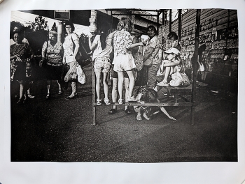 Дети на остановке / Как недавно правильно заметили по поводу другой моей фотографии, фото "в стилистике Дайдо Мориямы". На самом деле стилистика называлась Арэ-бурэ-бокэ, а Морияма из журнала Provoke был не один такой, почитайте замечательную статью Бориса Гуревича в апрельском ФО .
Лит-отпечаток на бумаге Бромэкспресс-1, 40х30см, 1989 года выпуска