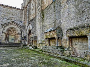 / Vallbona de les Monges - tombes a la paret del monestir - L'Urgell