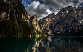 Берега озера Lago di Braies / Италия, Доломиты
