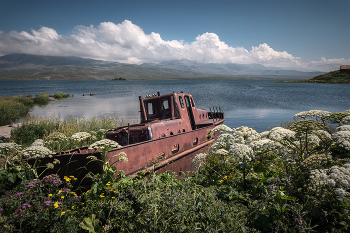 Old Rusty Boat In Tabatskuri / На берегу стоит старый проржавеший катер, добавляя ностальгических нот в красоту горного озера