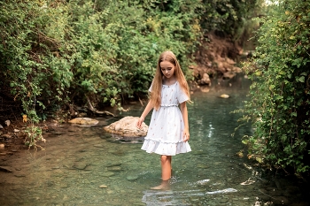  / Children's photo session by the stream in the sunset