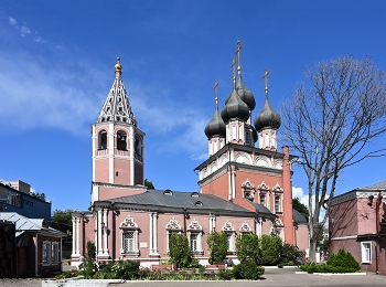 Храм Ризоположения на Донской / Первый деревянный храм сооружён в 1625[2] году в Донской слободе, на месте торжественной встречи московским духовенством в 1625 году посольства персидского шаха Аббаса I, передавшего в дар царю Михаилу Фёдоровичу и патриарху Филарету одну из наиболее почитаемых святынь христианского мира — Ризу Господню, частицу одежды, в которой Христа вели на Голгофу. Ранее риза была захвачена шахом в Грузии. Риза была возложена на особый престол под сенью в Успенском соборе Кремля, на месте встречи сооружён деревянный храм, позже — обелиск, сохранившийся поныне. С тех пор в российском церковном календаре появилась новая запись: «Положение честной ризы Господа нашего Иисуса Христа в Москве (1625)». Праздник этот 10 июля отмечается лишь одной православной церковью — Русской.

Каменная церковь построена на месте деревянной в 1680 году (освящена в 1690)[3] (по другим данным, в 1701[2]) в стиле московского барокко. В 1701 году построен придел великомученицы Екатерины. В середине XVIII века на левой стороне трапезной выгородили северный придел в честь апостола Иакова, перенесённый в новую «прикладку» к трапезной при её расширении в конце 1880-х годов.[3]
