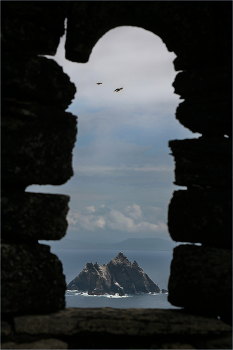 Вид из окна монашеской кельи / вид со Скеллиг-Майкл (англ. Skellig Michael, буквально «скала (архангела) Михаила») на скалу Малый Скеллиг