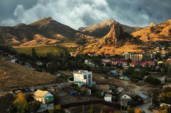 "Солнечный Кара-Даг" / На юго-восточном побережье Крыма, между Феодосией и Судаком, расположен тихий и уютный поселок Курортное. Поселок окружен массивами Кара-Дагского хребта. Отдых здесь очень тихий и размеренный. Никаких шумных дискотек, ночных клубов, фестивалей. Очень живописный поселок.