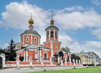 Храм Троицы Живоначальной в Троицкой слободе / Троицкая слобода изначально принадлежала селу Непрудному, потом в ней обосновались переяславские ямщики, а в 1609 году по указу царя Василия Шуйского эта земля была пожалована Троицкому монастырю в память о героическом стоянии лавры за веру и Отечество в Смутное время польско-литовского разорения. Монастырь организовал на ней своё подворье. Троицкая слобода принадлежала монастырю до революции 1917 года